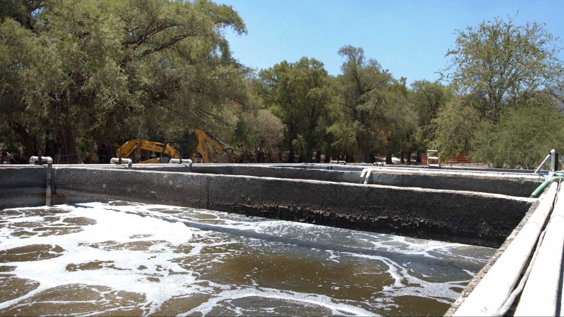 Tanques de tratamiento de aguas residuales con tuberías y agua en proceso