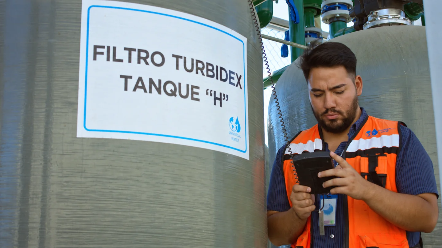Técnico revisando el control de un sistema de tratamiento