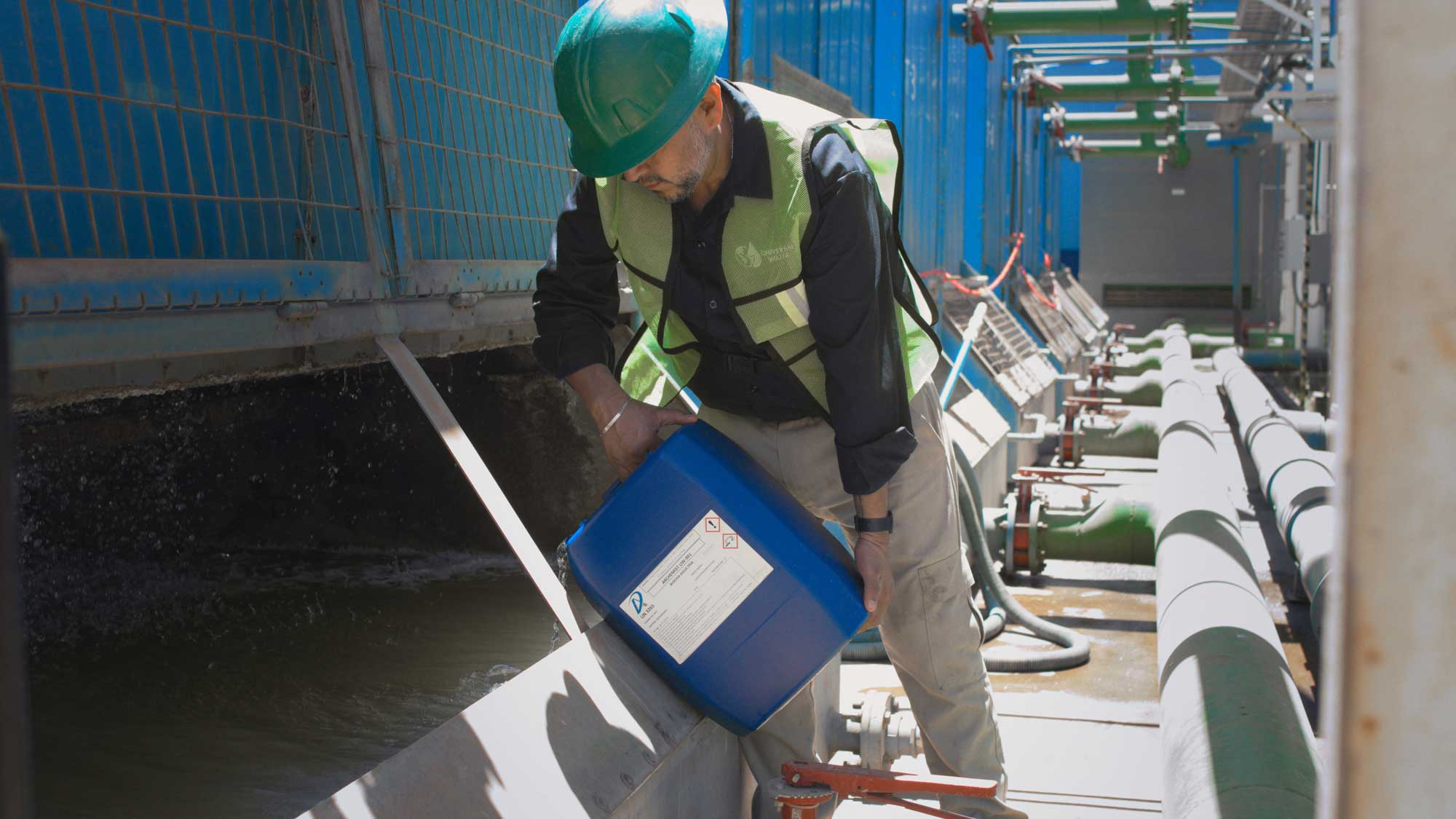 Aplicación de tratamiento químico por un técnico de Universal Water